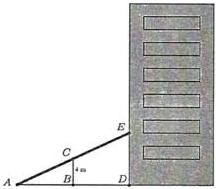 hình vẽ thang AE tựa vào tường với thanh đỡ BC = 4m