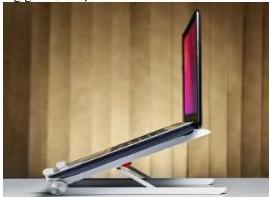 máy tính xách tay đặt trên giá đỡ nghiêng
