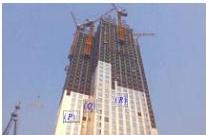 Tòa nhà đang xây dựng với các bức tường (P), (Q), (R)
