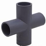 hình minh họa hai ống nhựa PVC hình trụ xuyên qua nhau có trục cắt và vuông góc