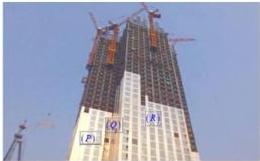 Tòa nhà đang xây dựng với ba bức tường thuộc các mặt phẳng (P), (Q), (R)