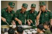 các chiến sĩ bộ đội chuẩn bị bữa ăn cho các em nhỏ