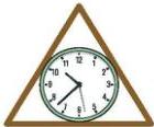 Đồng hồ hình tròn đặt vừa khít trong khung gỗ hình tam giác đều