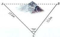 Tam giác ABC với AC = 15 km, BC = 12 km, góc C = $70^{\circ}$ và ngọn núi nằm giữa AB