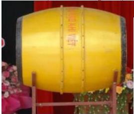 ảnh chụp cái trống trường màu vàng