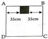 Hình vẽ mặt bàn hình vuông ABCD với đáy lọ hoa hình vuông tô đen đặt chính giữa cạnh AB, khoảng cách từ đáy lọ hoa đến mỗi cạnh bên của mặt bàn là 35 cm