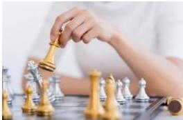 Tay đang di chuyển quân cờ trên bàn cờ