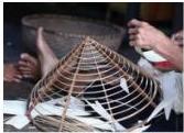 Nghệ nhân đang chằm khung nón lá