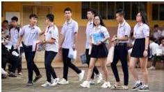 học sinh đi bộ trong sân trường