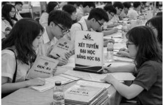 Học sinh tìm hiểu xét tuyển đại học bằng học bạ