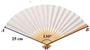 hình cây quạt giấy dạng hình quạt tròn tâm O bán kính 25 cm với góc AOB bằng 130 độ