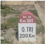 Cột mốc quốc lộ QL 1A Km 1011 mặt trước ghi Q.TRỊ 200 Km
