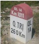 Cột mốc quốc lộ QL 1A Km 1011 nhìn nghiêng ghi Q.TRỊ 260 Km