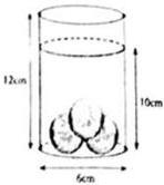 Hình minh họa cốc nước hình trụ có đường kính đáy 6 cm, chiều cao 12 cm và mực nước cao 10 cm chứa 3 viên bi hình cầu